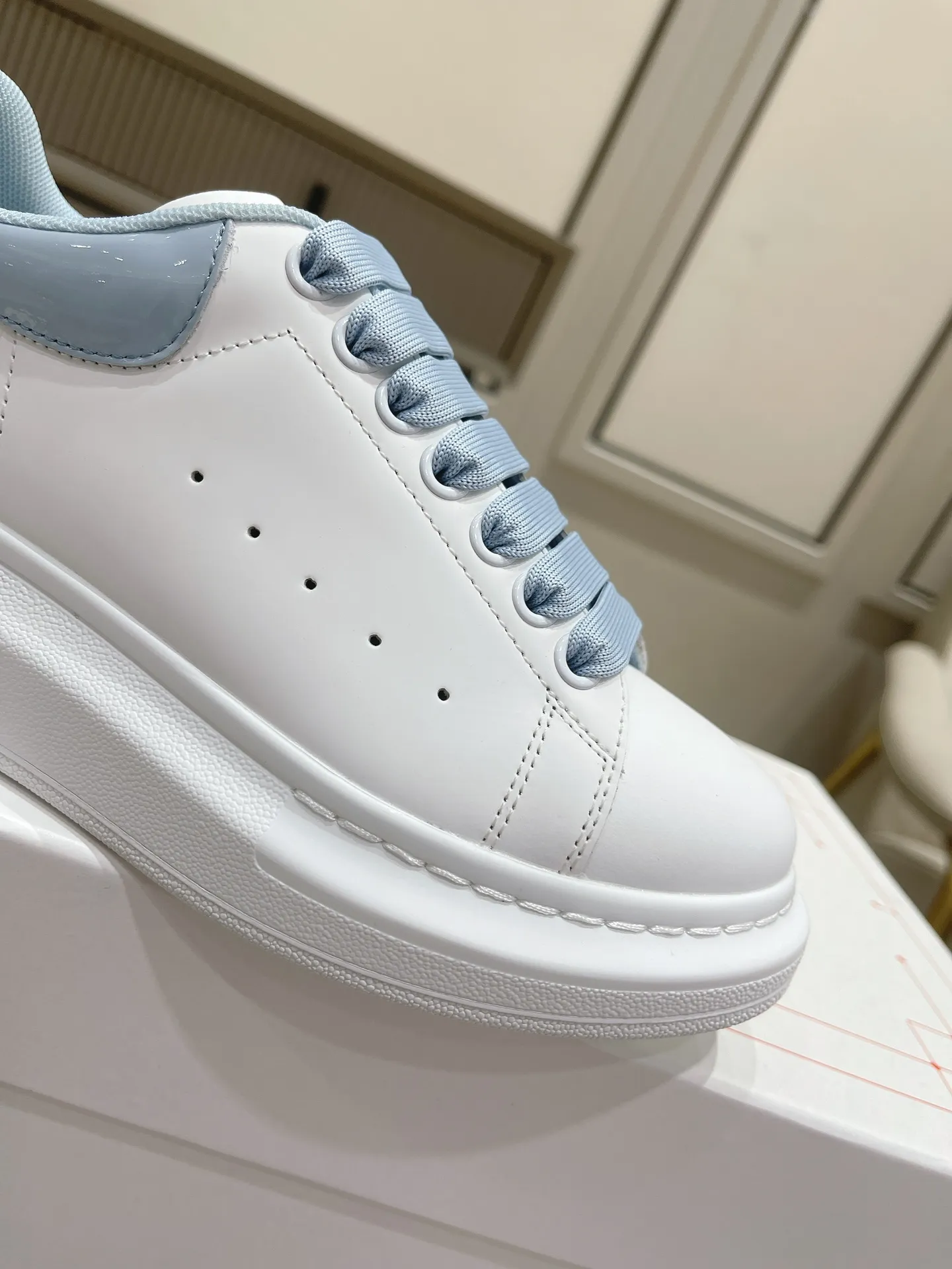 👟👟Ex-factory price 480👟👟 𝘼𝙡𝙚𝙭𝙖𝙣𝙙𝙚𝙧 𝙈𝙘𝙌𝙪𝙚𝙚𝙣 (High-end quality colors will be added one after another) ) 💛💚McQueen couple thick-soled series of white shoes 🔸Upper: top-layer waxed silk cowhide (EU 3A standard) 🔸Inner: water-dyed sheepskin 🔸Outsole: T👟👟Ex-factory price U vacuum original matte bottom Absolutely high version High cost performance Welcome to compare ✔ ❥Female size 35---40 ❥Male size 39---44 "Special size 34.45 can be customized without return or exchange"